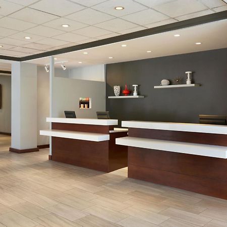 Отель Courtyard By Marriott Ottawa Downtown Экстерьер фото