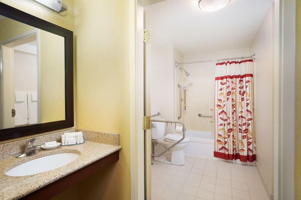 Отель Courtyard By Marriott Ottawa Downtown Экстерьер фото