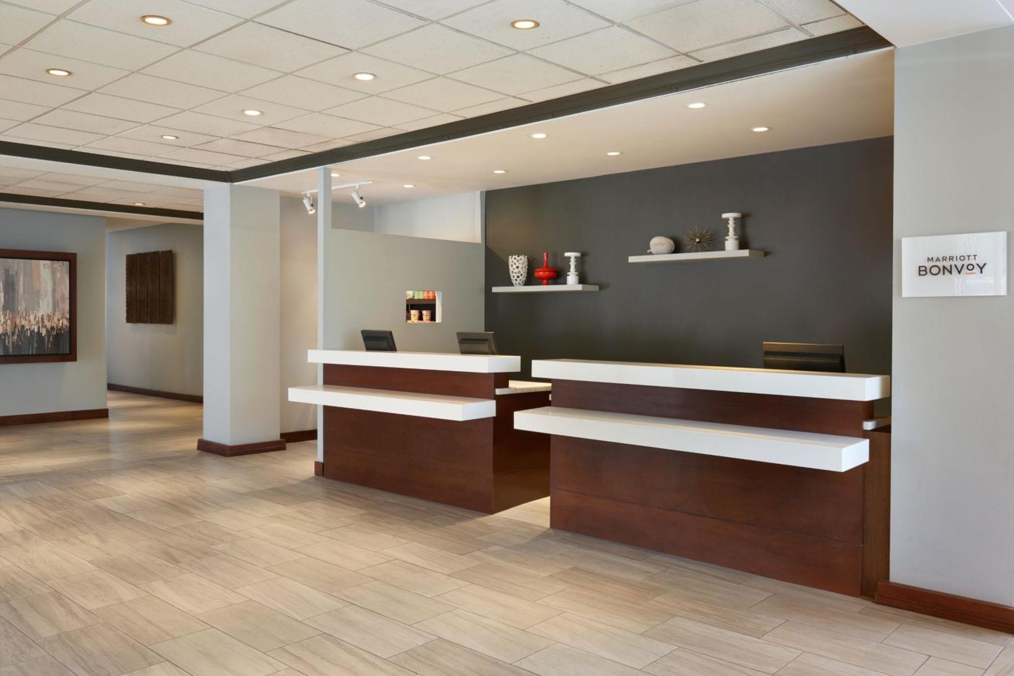 Отель Courtyard By Marriott Ottawa Downtown Экстерьер фото