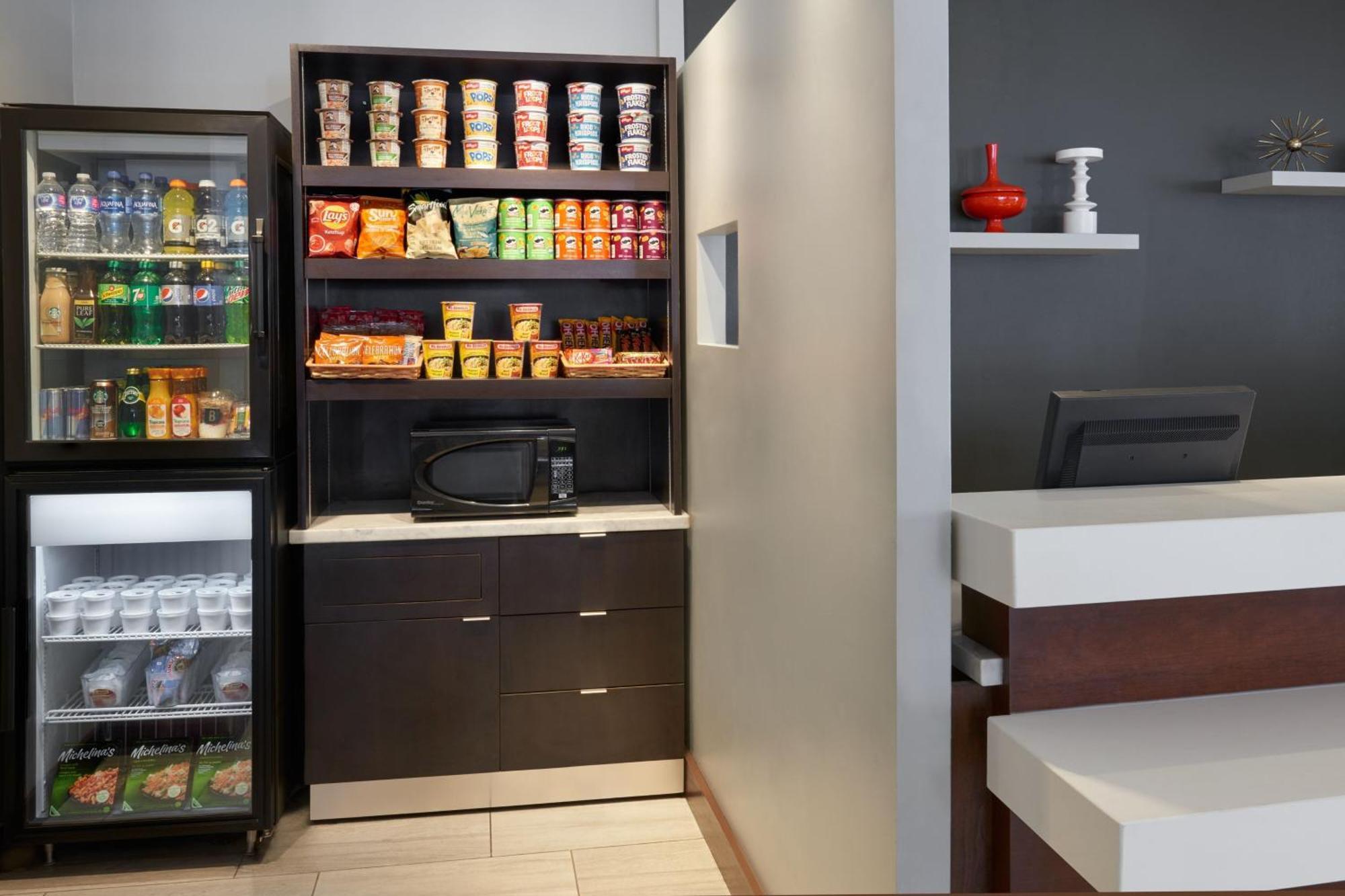Отель Courtyard By Marriott Ottawa Downtown Экстерьер фото