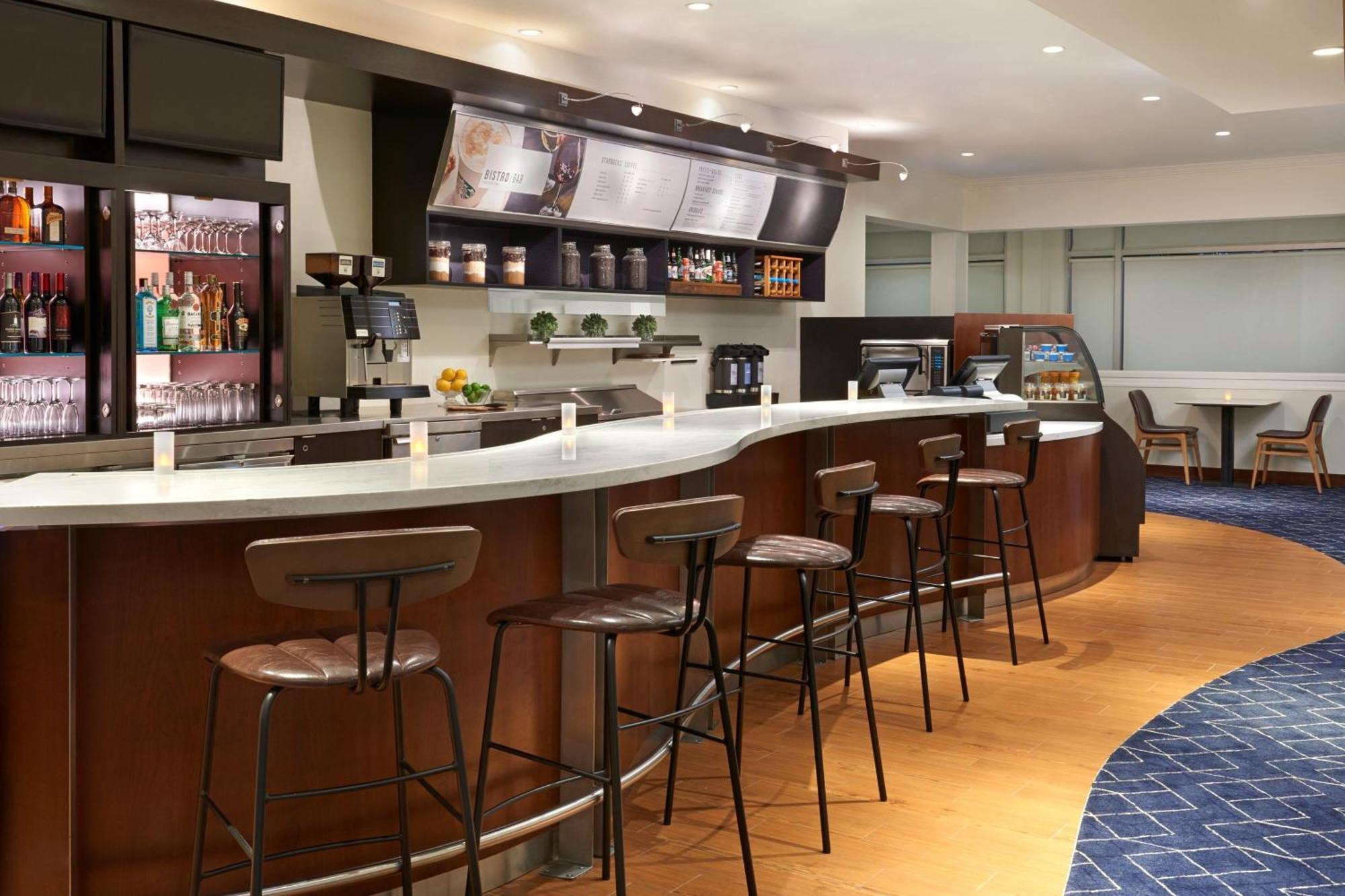 Отель Courtyard By Marriott Ottawa Downtown Экстерьер фото