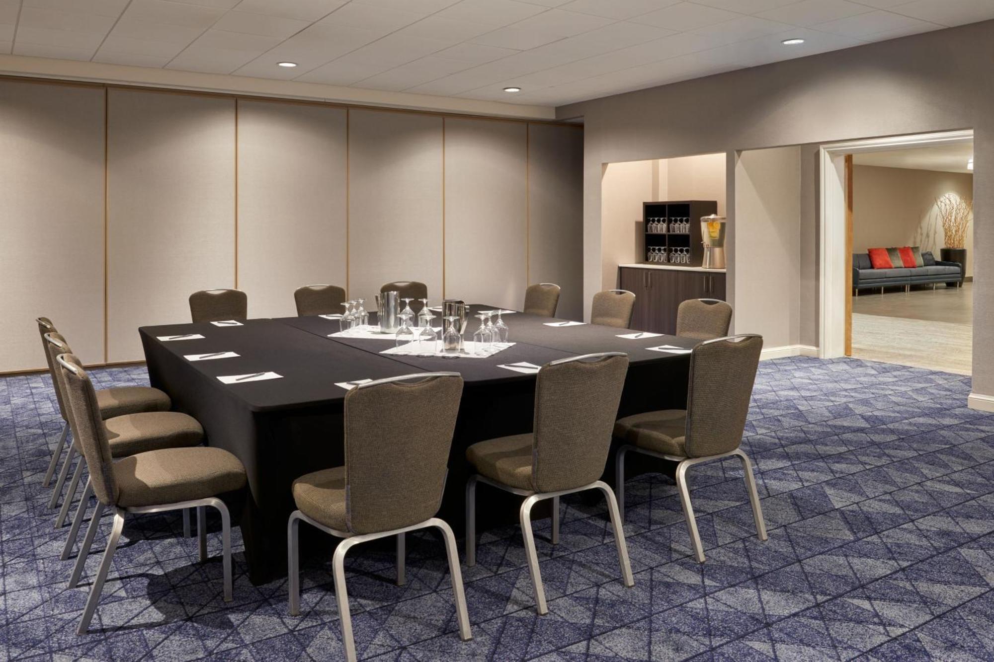 Отель Courtyard By Marriott Ottawa Downtown Экстерьер фото