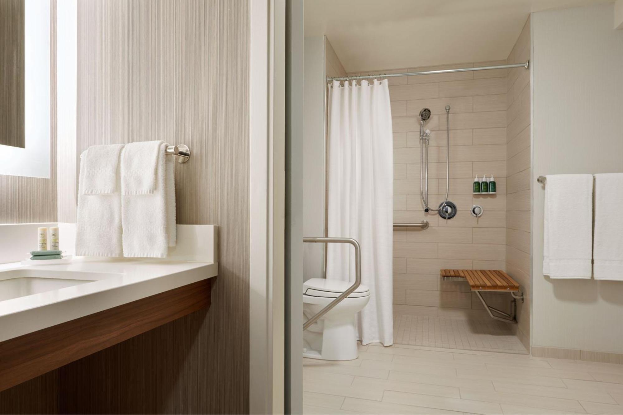 Отель Courtyard By Marriott Ottawa Downtown Экстерьер фото