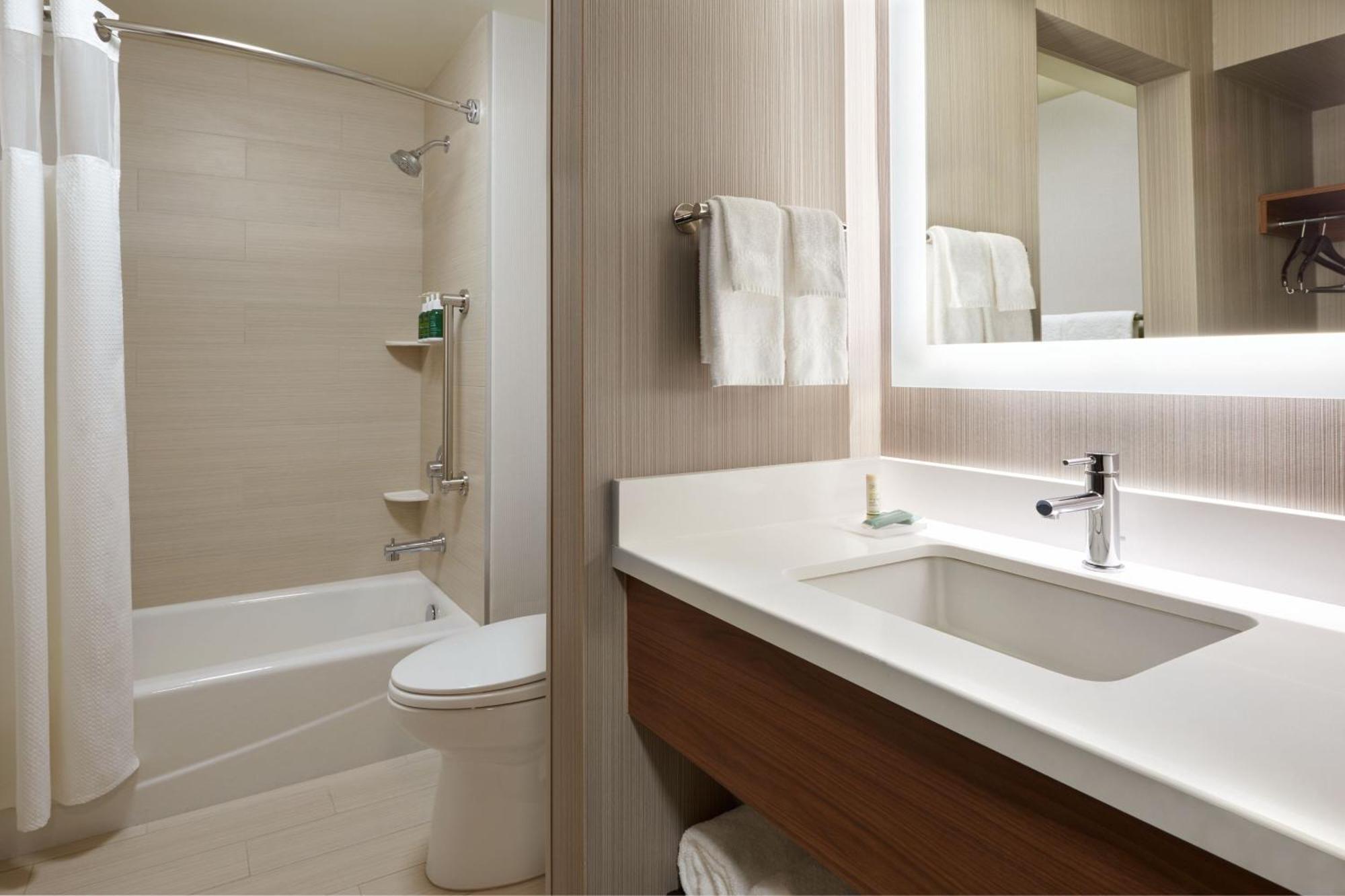 Отель Courtyard By Marriott Ottawa Downtown Экстерьер фото