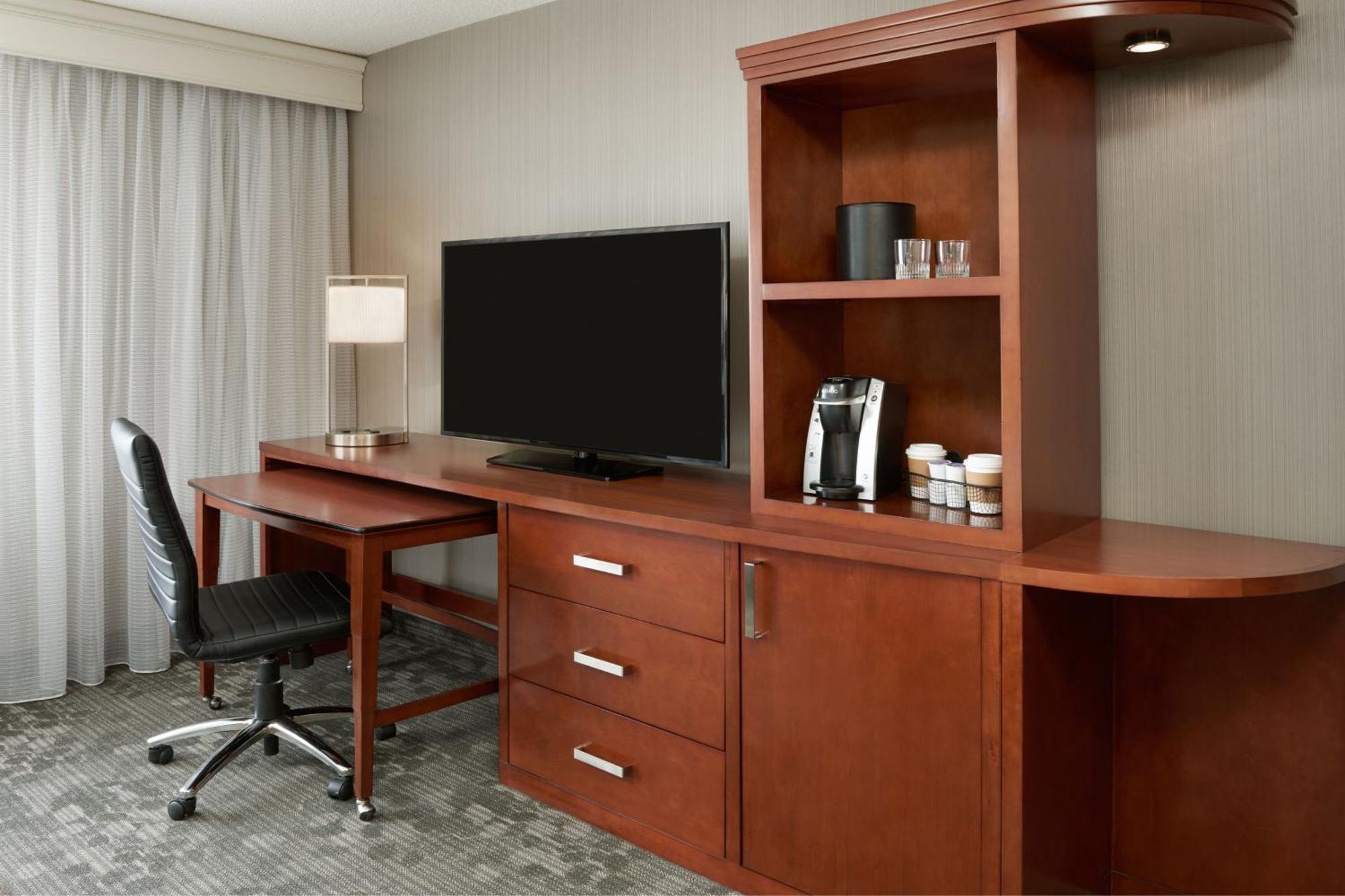 Отель Courtyard By Marriott Ottawa Downtown Экстерьер фото