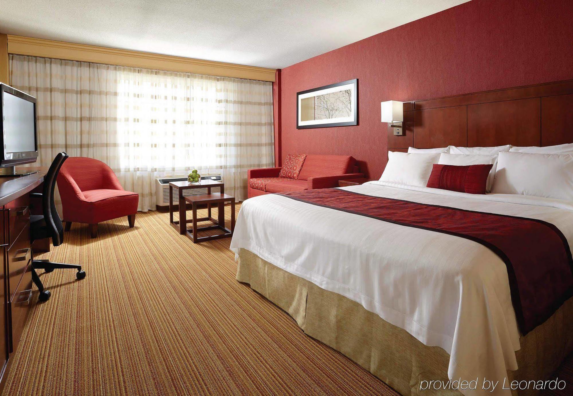 Отель Courtyard By Marriott Ottawa Downtown Экстерьер фото