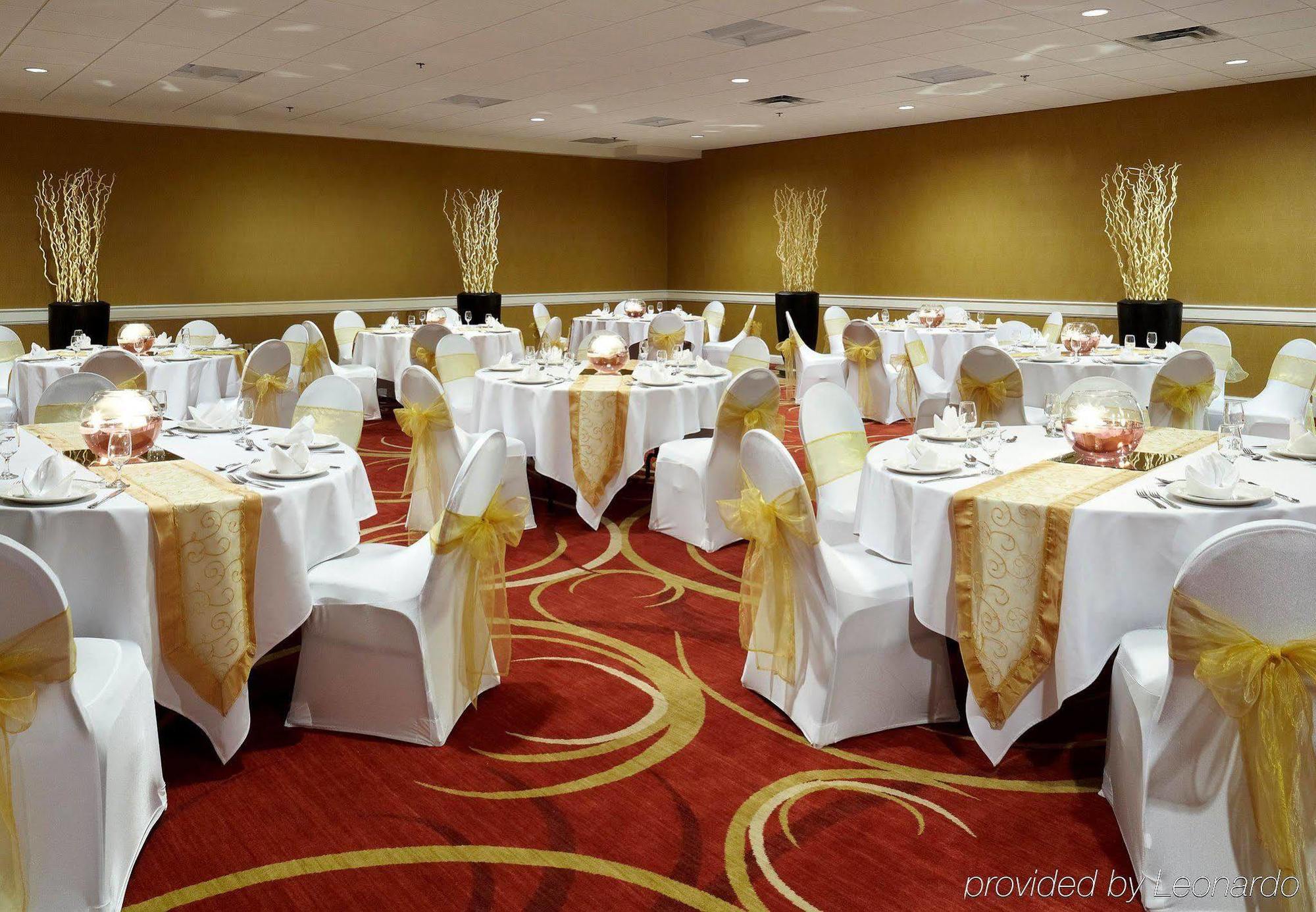 Отель Courtyard By Marriott Ottawa Downtown Экстерьер фото